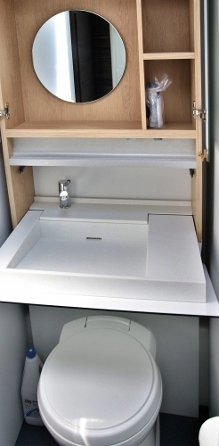 Prysznic (wyposażony w grzejnik) i toaleta to dwa odrębne pomieszczenia. Toaleta oparta jest na standardowych rozwiązaniach kasetowych. Za lustrami znajdziemy umywalkę i praktyczne szafki - zdjęcie 20